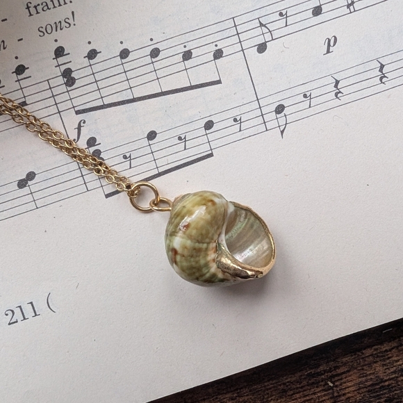 Jewelry - Vintage Gold and Green Shell Pendant Necklace